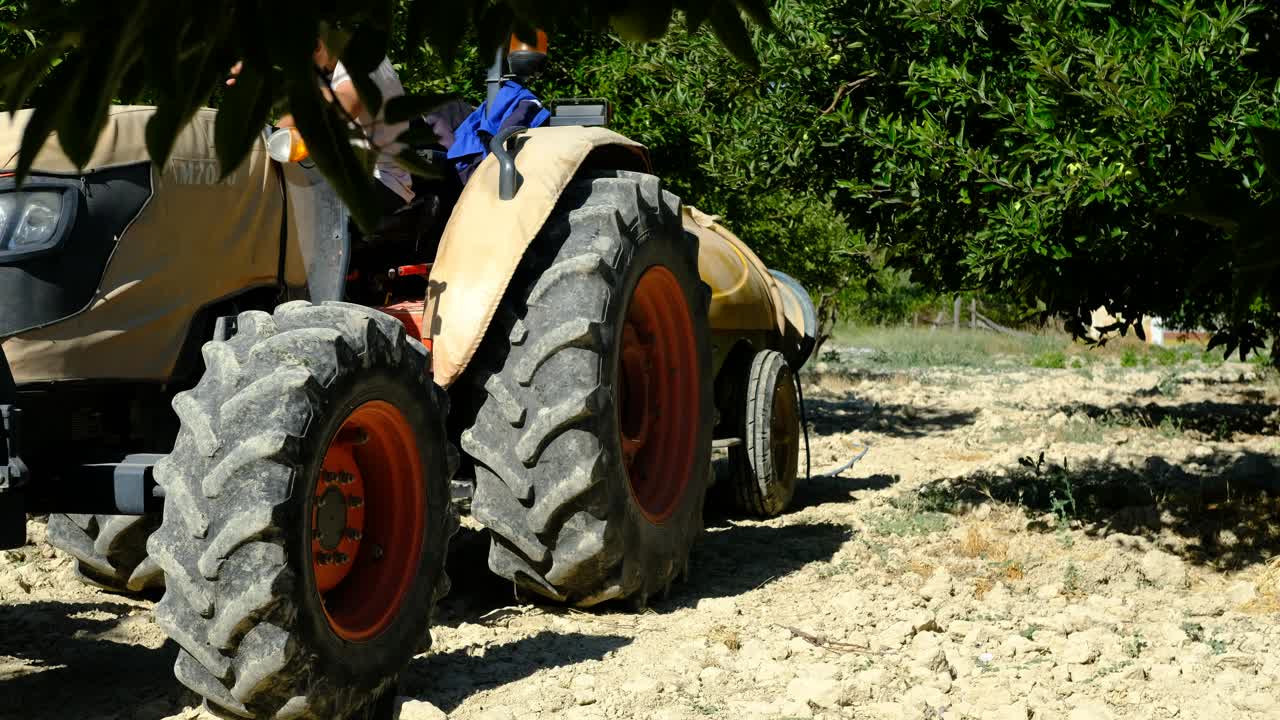 tractor naranja de pie