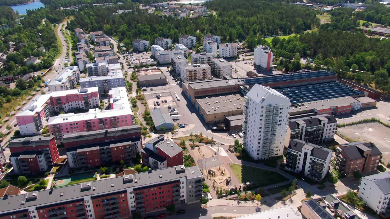 Korkea kulma ilmakuva moderneista kerrostaloista ja leikkikentistä lapsiystävällisessä ruotsalaisessa lähiössä