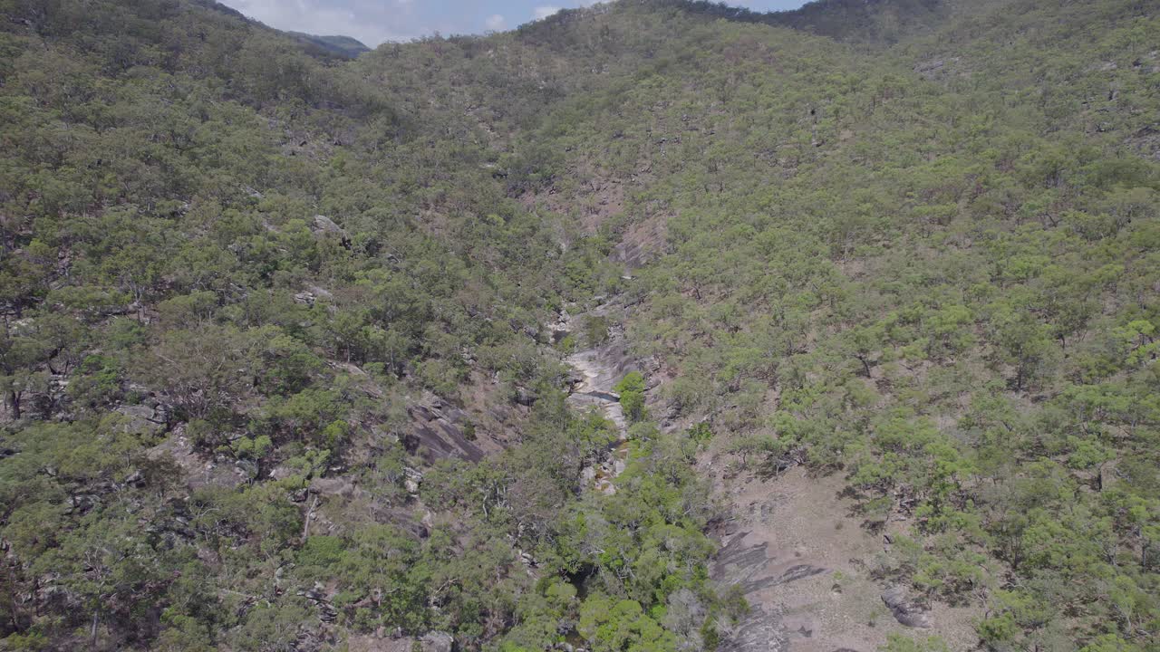 paisaje natural que rodea las cataratas de emerald creek en mareeba, australia - toma aérea de drones