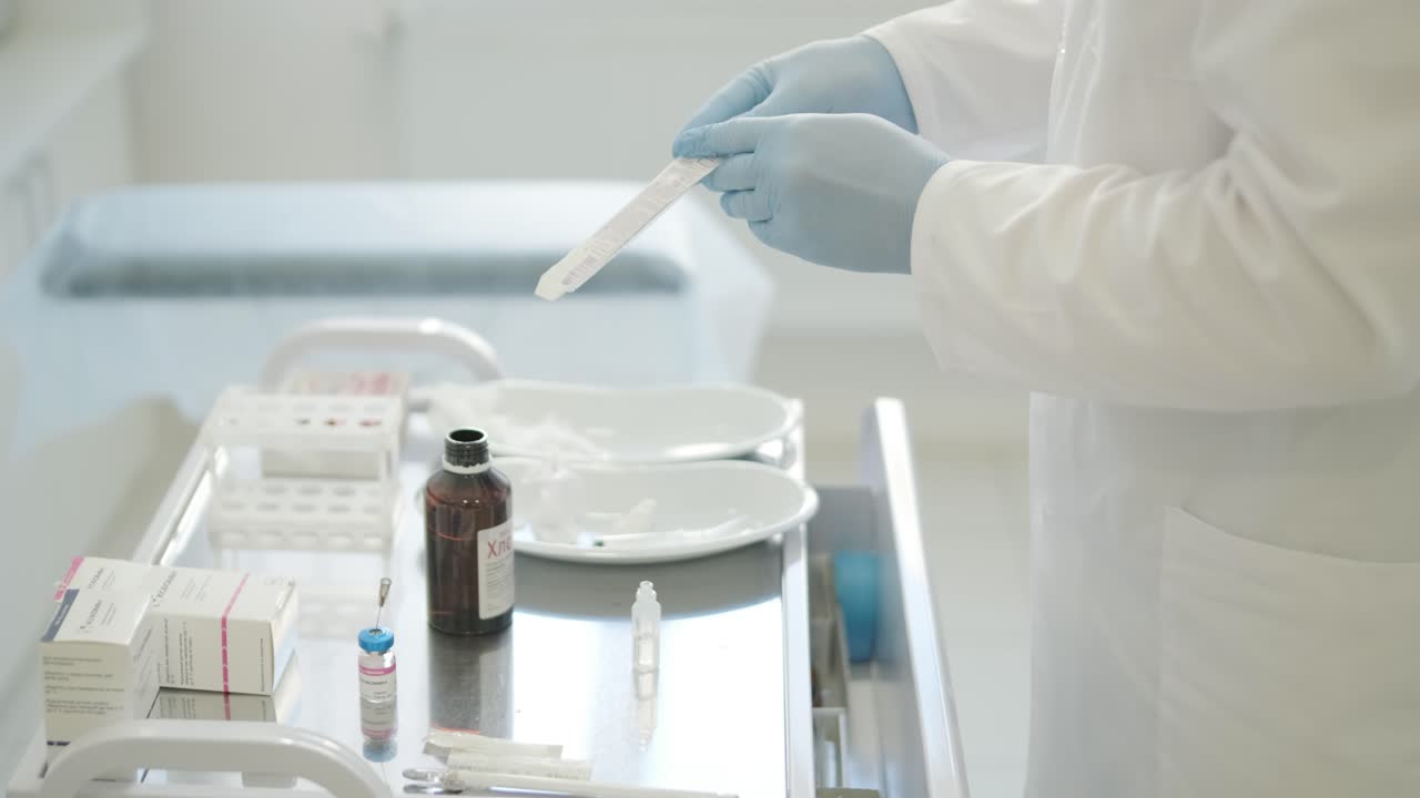 브룩시즘과 스파스틱의 치료로 환자에게 보리넘 주사를 투여하는 의사. 임상 환경은 전문성과 의학적 전문성을 강조합니다.