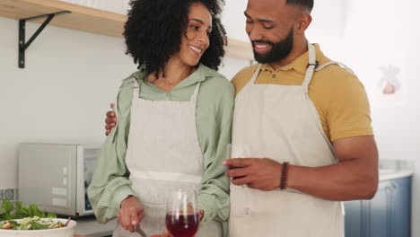 Amor,-Pareja-Negra-Y-Bebiendo-Vino-Mientras-Cocina