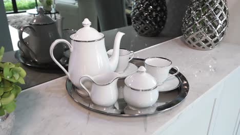 Nahaufnahmen-Eines-Wunderschönen-Teesets-Aus-Weißer-Keramik