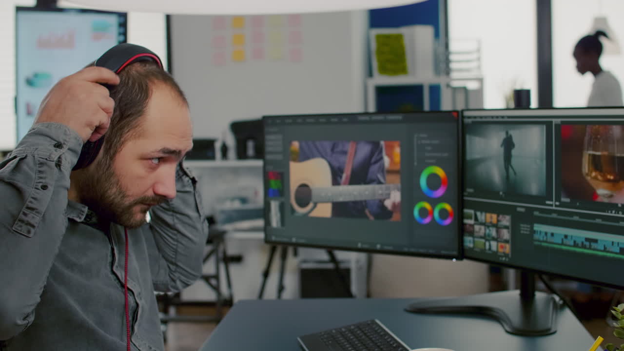 videógrafo editando un proyecto de video poniéndose auriculares