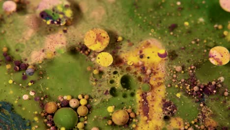 abstractas burbujas de acrílico colorido y pintura alimentaria en el agua