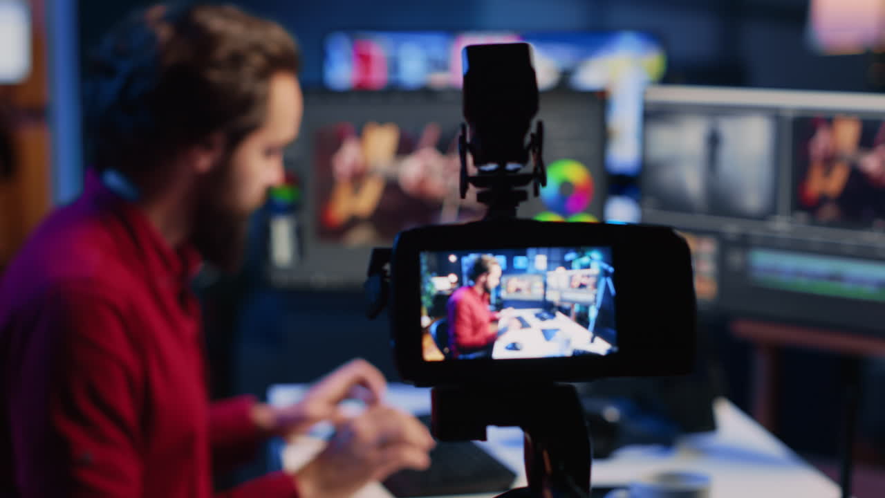 cámara profesional utilizada por el videógrafo para grabar guía sobre la aplicación de técnicas de edición modernas