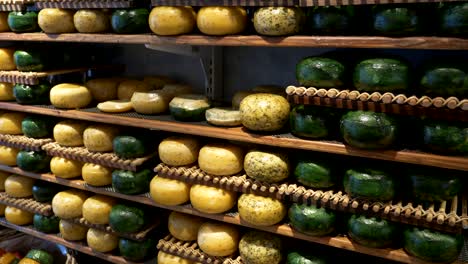 ruedas de queso gouda amarillas y verdes en una tienda de ámsterdam