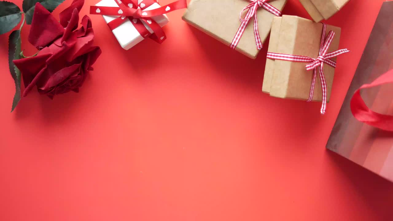 dar regalos con anillos y rosas