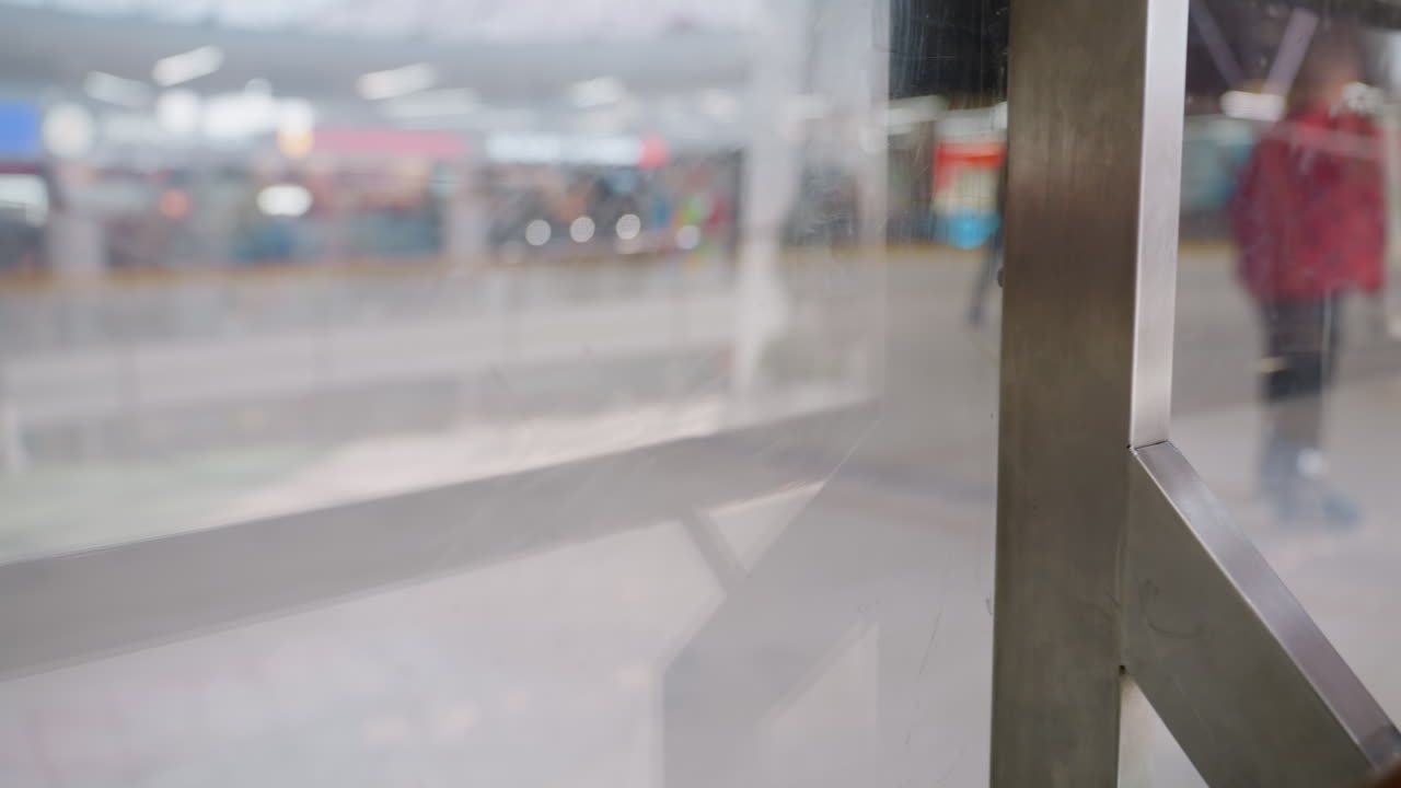 사람들이 스키를 타고 있는 스키장 전망. 이 비디오는 린드 레일과 스키장의 활발한 환경을 강조합니다.