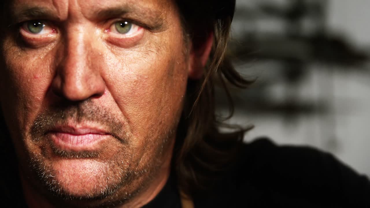 보호 헬 ⁇ 을 착용한 용접사의 클로즈업