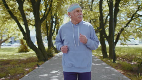 Fitness-Atlético-Corredor-Deportivo-Senior-Hombre-Abuelo-Entrenamiento-Entrenamiento-Cardio-En-El-Parque-De-La-Ciudad-Por-La-Mañana