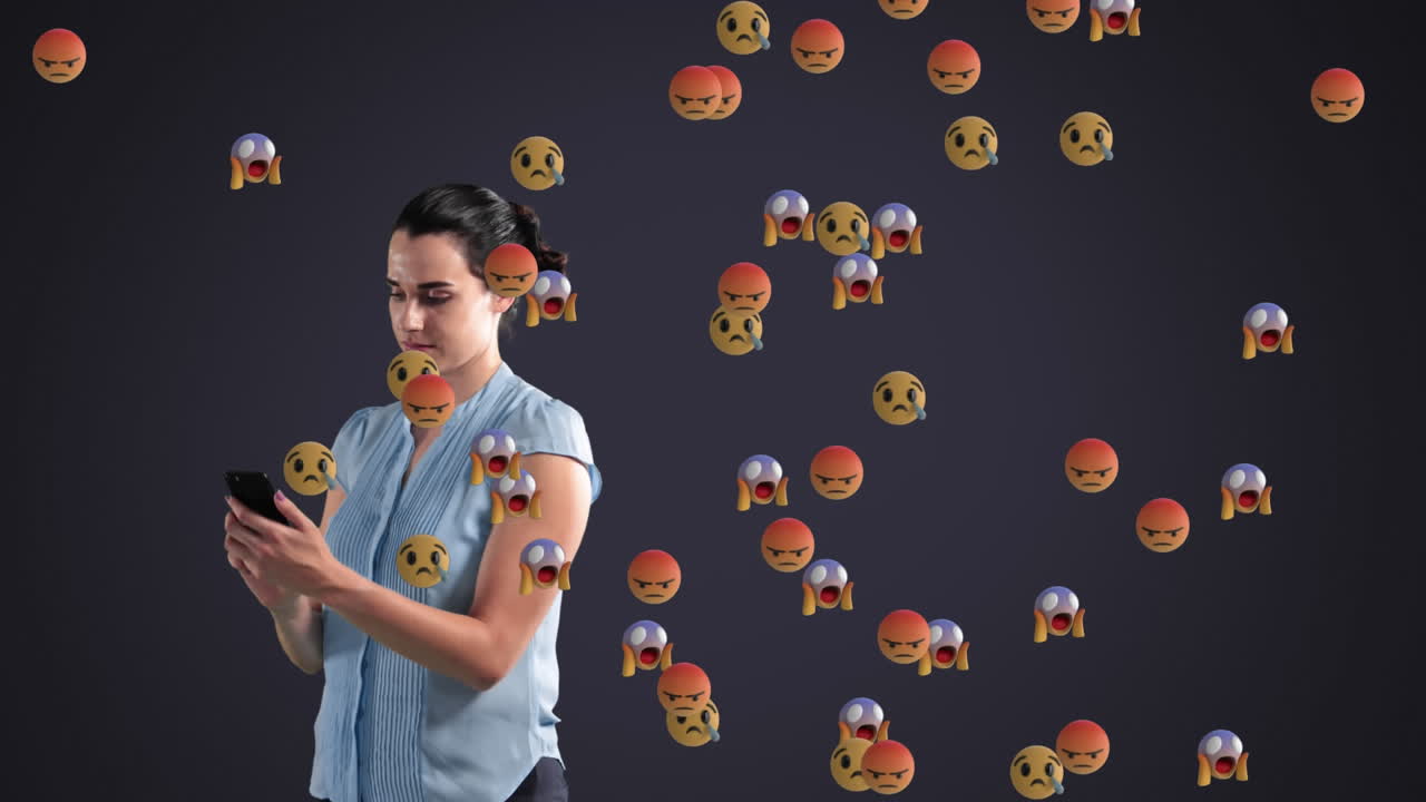 joven mujer caucásica con un montón de antipatías