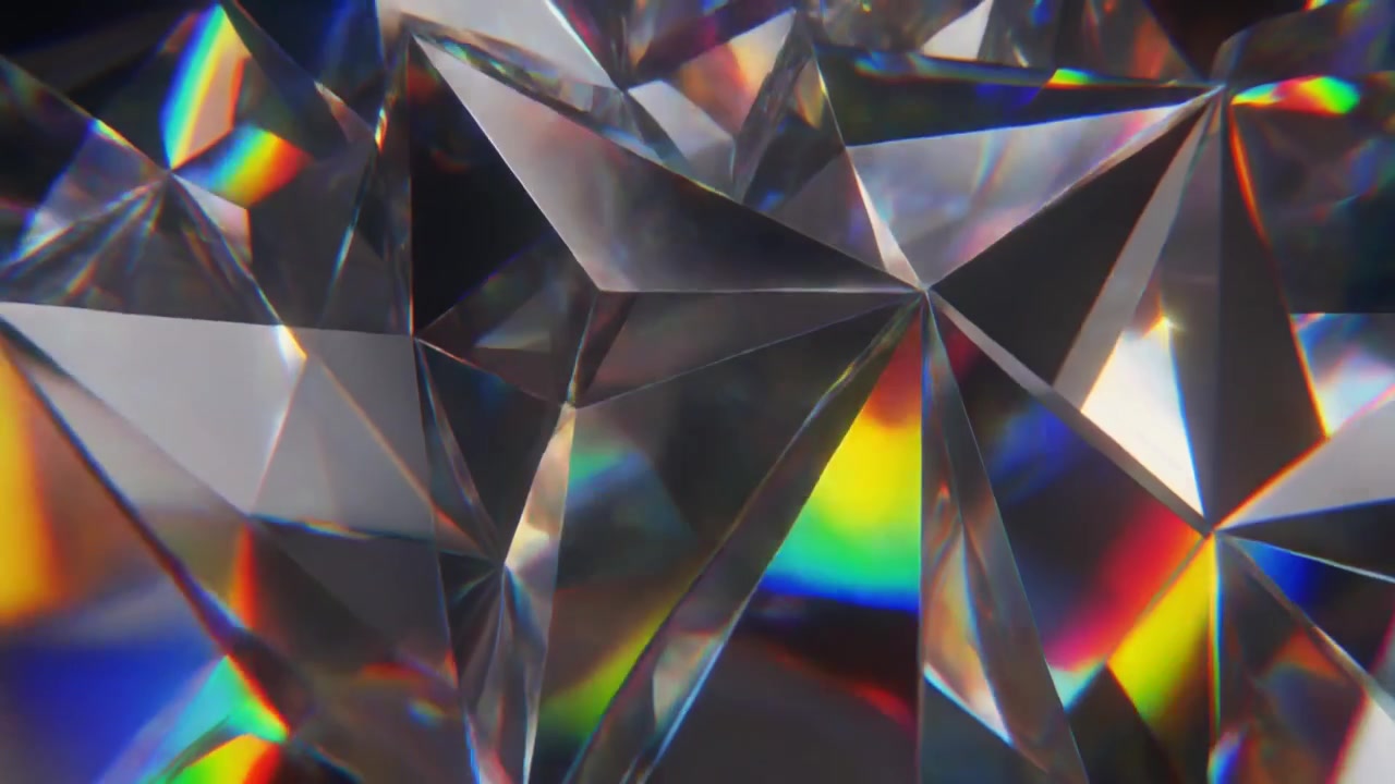 Primo piano di sfaccettature di diamante rotanti con rifrazione della luce arcobaleno