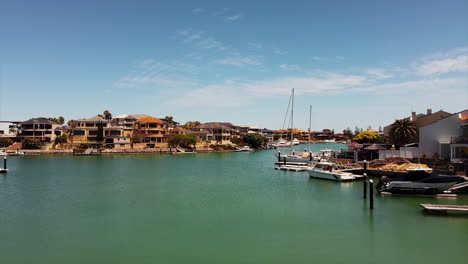 Vista-De-Drones-Del-Complejo-Y-Residencia-De-Lujo-De-La-Costa-De-Marina-Bay