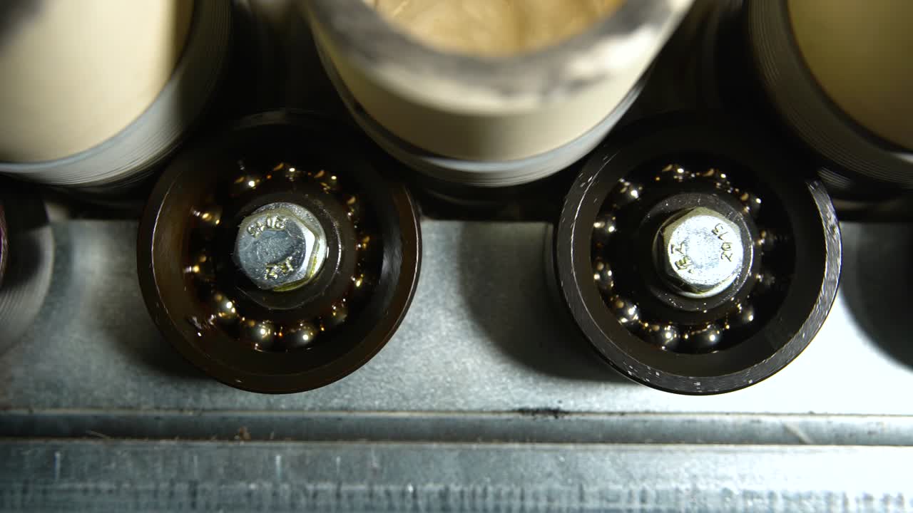 rotación de piezas metálicas en un dispositivo mecánico. mecanismo de giro de los rodamientos en las baldosas de producción.