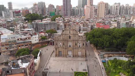 Vista-Aérea-Giratoria-Desde-El-Frente-De-Las-Famosas-Ruinas-De-San-Pablo,-Macao