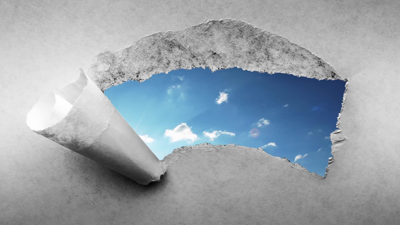 4k 타임  영상으로 푸른 하늘에서 빠르게 움직이는 구름이 오래된 레트로 그런지 빈티지 종이에 어진 가장자리를 가진 구을 통해 볼 수 있습니다.