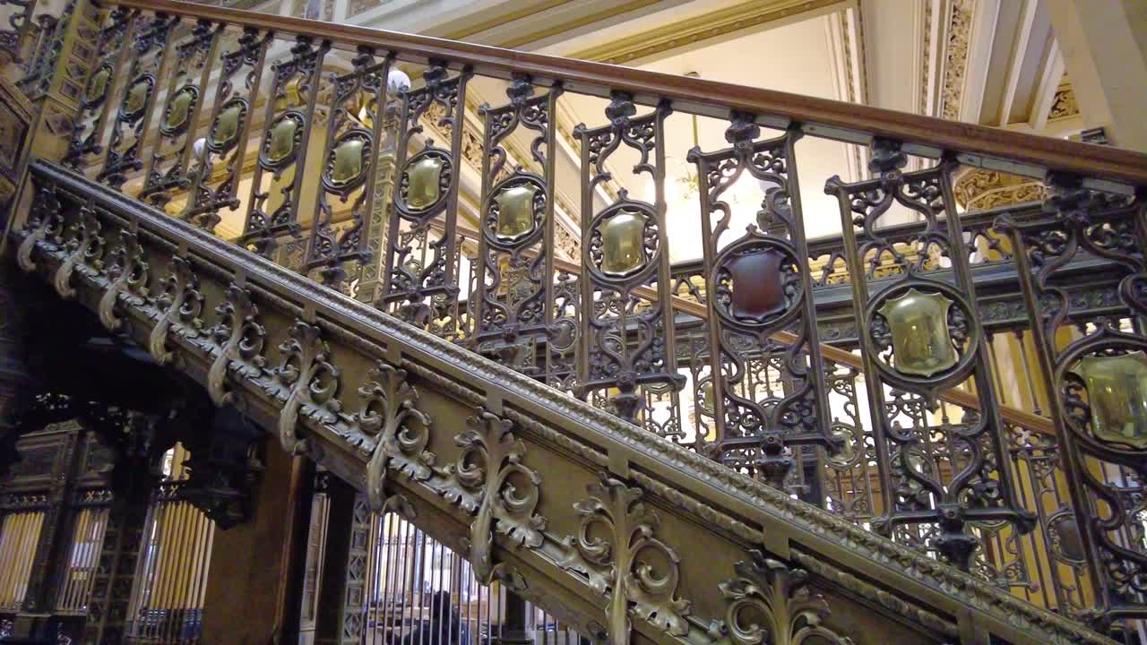 потрясающая лестница, украшенная впечатляющими орнаментами, которые заворожат вас