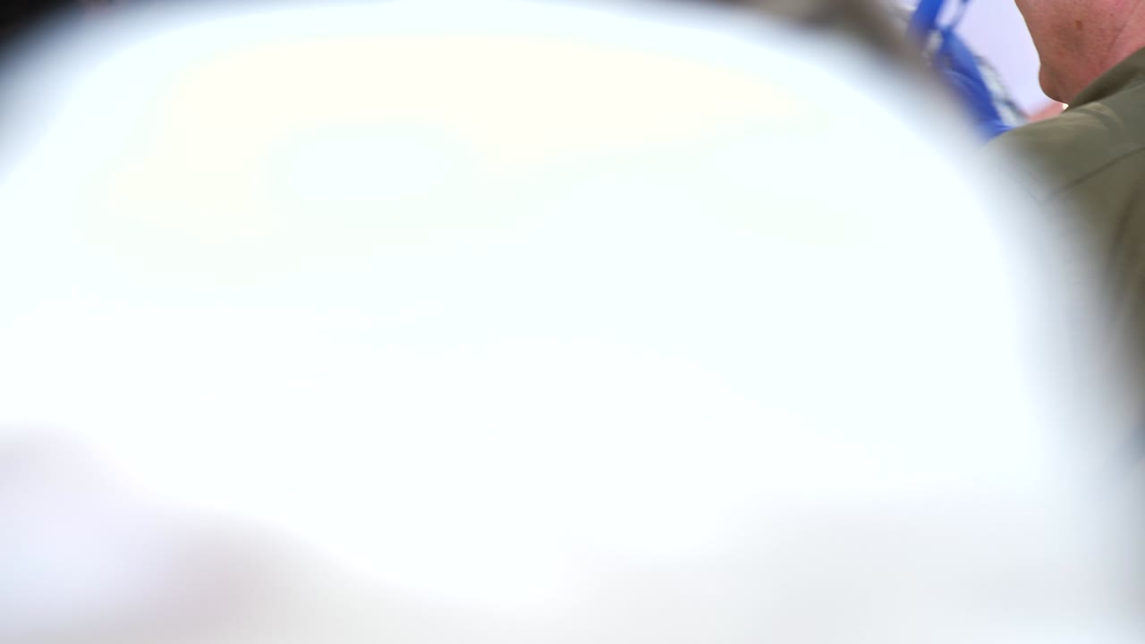 señora recogiendo boletos