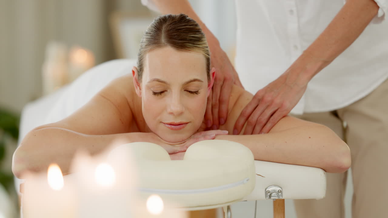 스파, 휴식 여성 및 마사지사의 신체 마사지