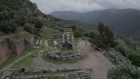 Luftaufnahme-Delphi-Griechenland-Ruinen-Historische-Stätte-Tourismus-Zivilisation