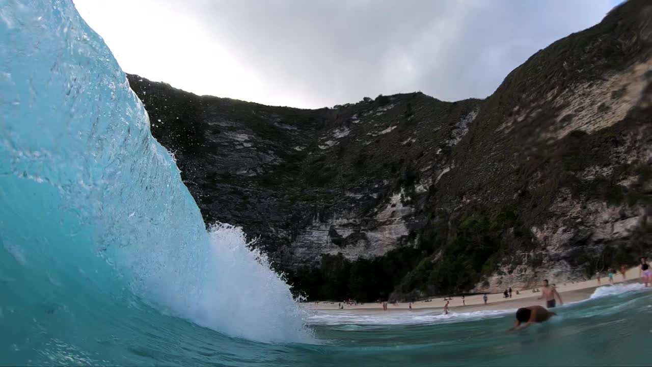 인도네시아 발리 누사 페니다 섬의 켈링킹 해변에서 큰 파도의 통 안에 있는 극단적인 슬로우 모션 샷