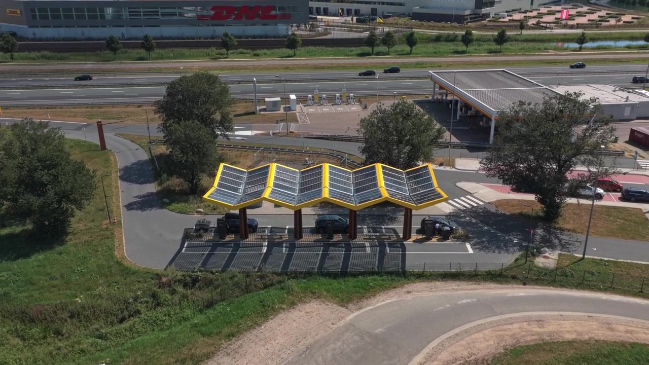 Widok z lotu ptaka na stację ładowania pojazdów elektrycznych z panelami słonecznymi