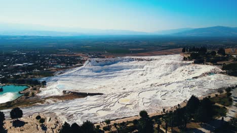 vídeo aéreo 4k de un drone de una atracción turística pamukkale, piscina natural con agua azul, mineral calcáreo de pavo