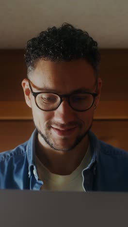 hombre trabajando en una computadora portátil