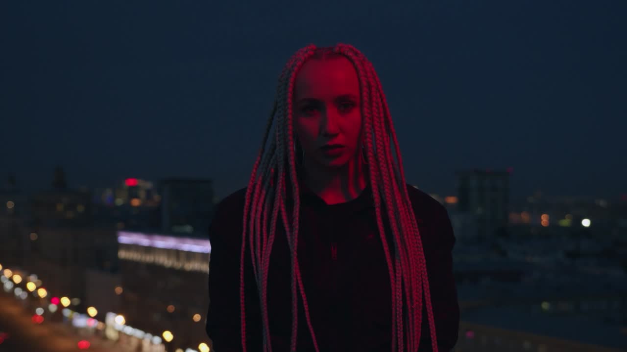 Styloví mladí lidé pózující s glitch a červenými světelnými efekty