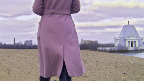 mujer con abrigo rosa caminando al aire libre