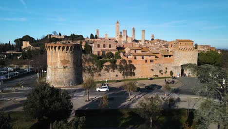 Der-Sockel-Zeigt-Die-Türme-Von-San-Gimignano-In-Siena,-Italien