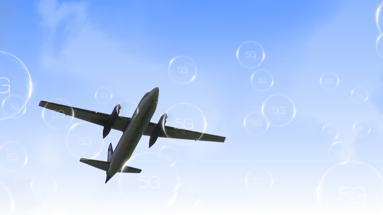 несколько текстовых пузырьков 5g, плавающих против самолета, летящего в голубом небе