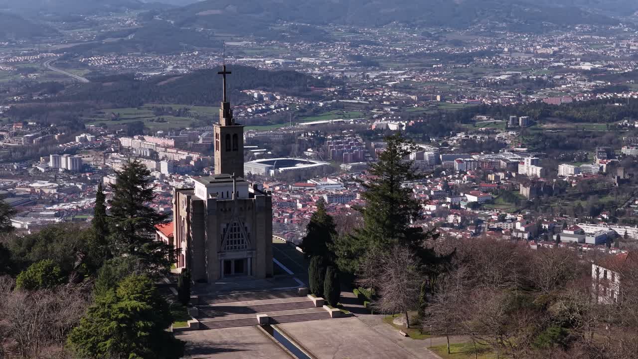 Dronezoomoptagelse af Penha helligdomskirke i Guimarães, Europas grønne hovedstad