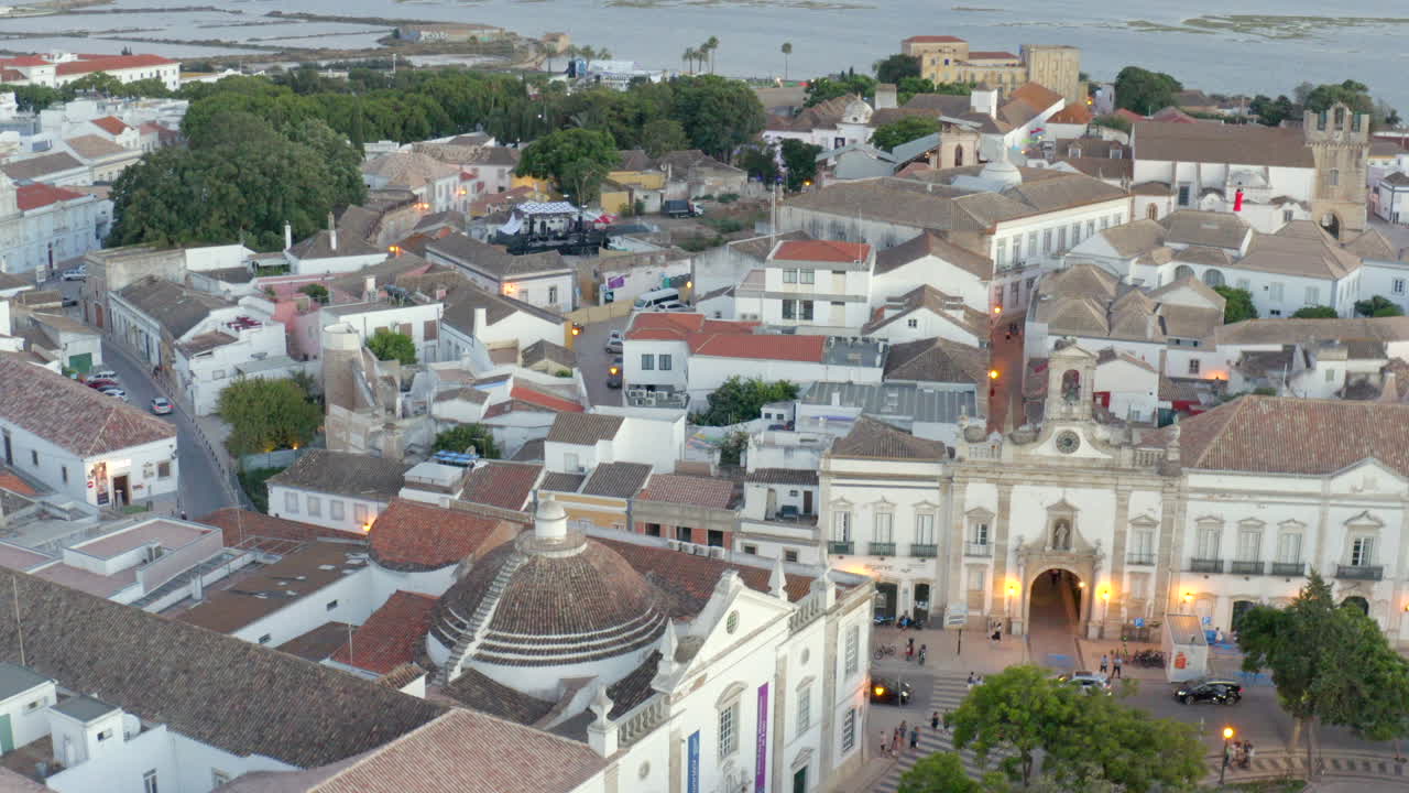 Letecký pohled na architekturu starého města Faro a lagunu Ria Formosa