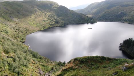 Drone-Disparó-Sobre-El-Borde-Del-Acantilado-Hasta-Un-Lago-En-Noruega