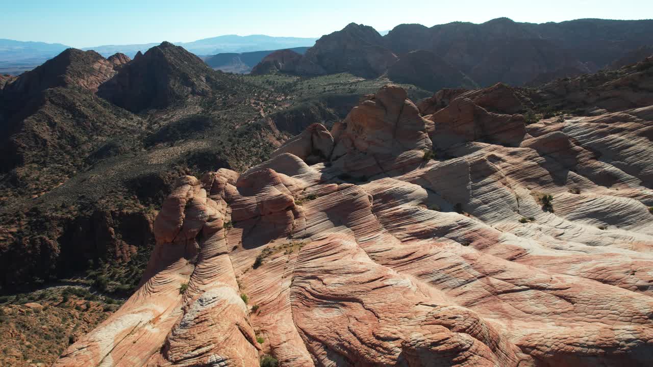 vista aérea de candy cliffs, utah usa, formación escénica de arenisca y colinas en un día soleado