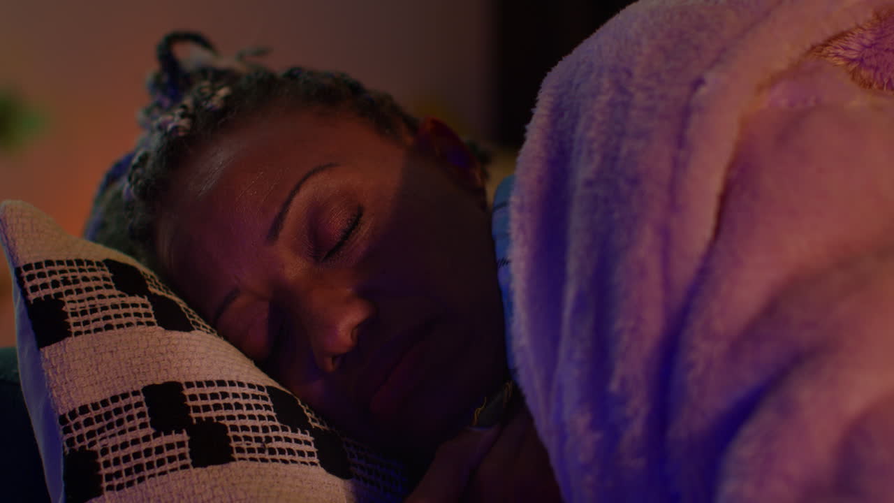 mujer descansando en una almohada por la noche