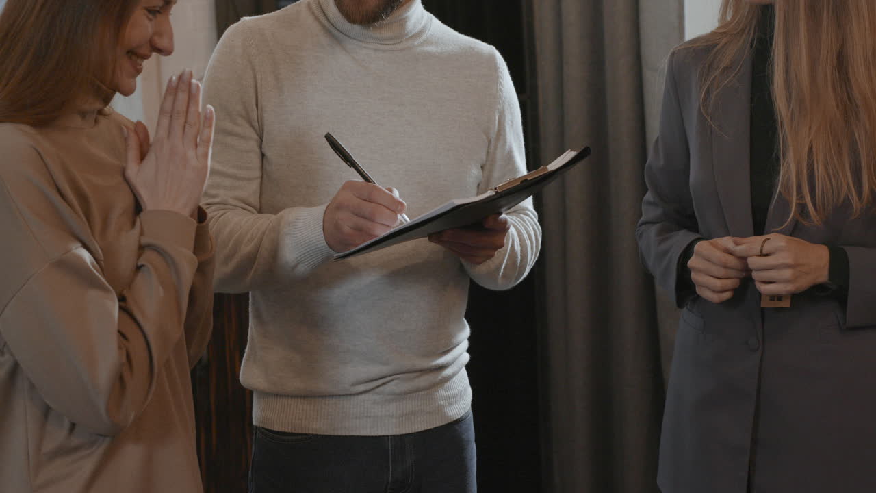 mujer trabajando en una venta de casas