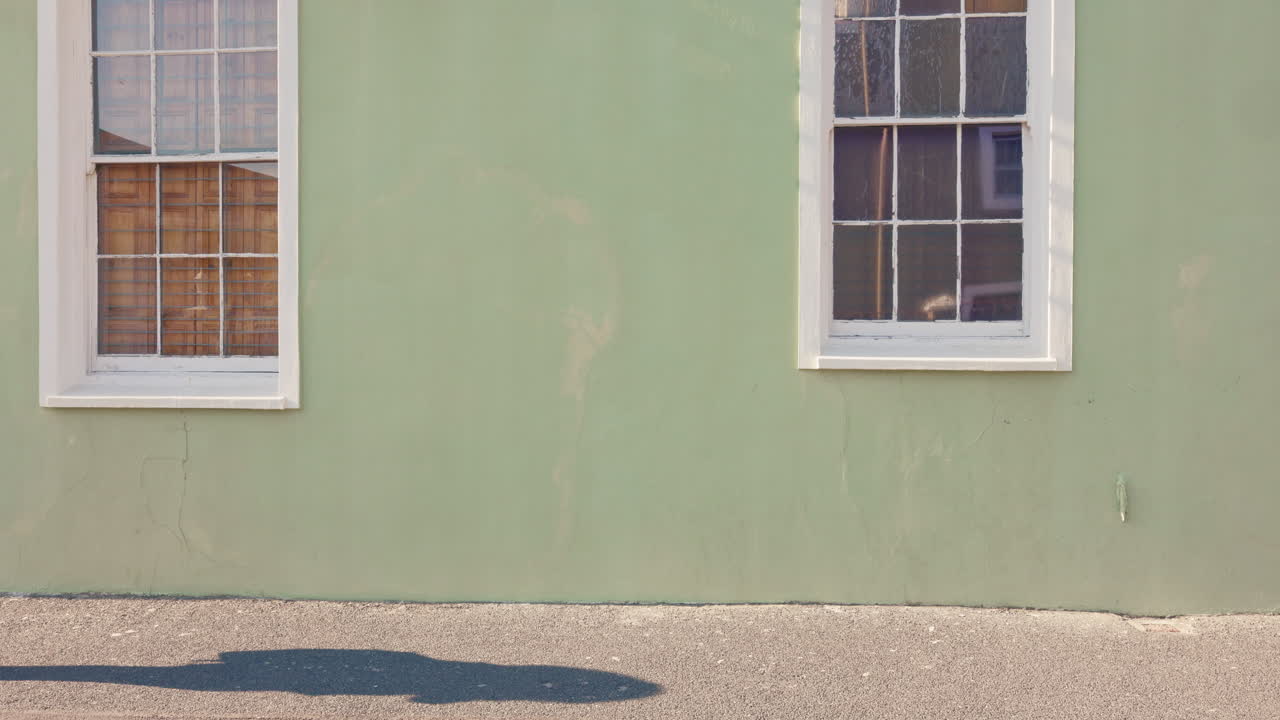 llamada telefónica, caminata por la ciudad y estudiante en el campus