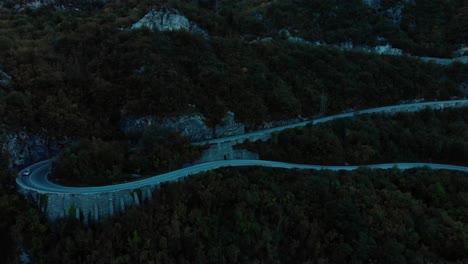 Plano-Medio-Aéreo-De-La-Carretera-De-Montaña-Después-De-La-Puesta-Del-Sol-8