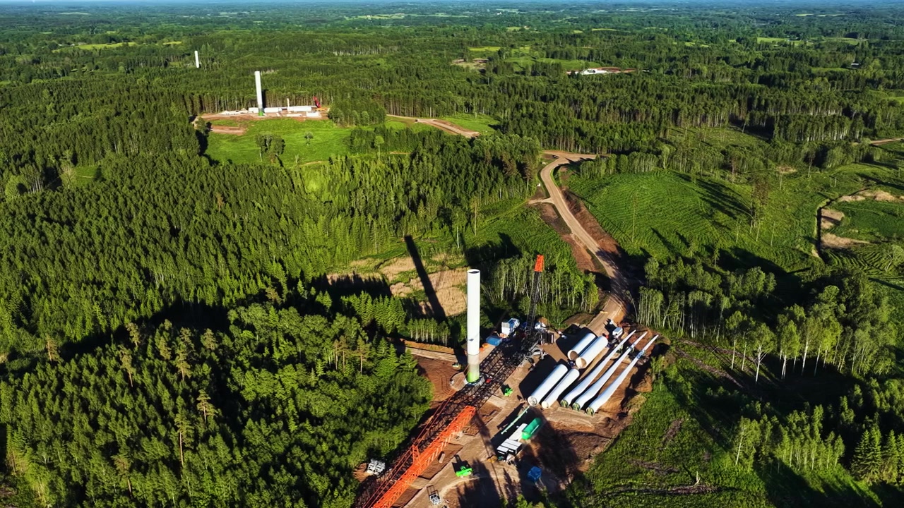 Costruzione di turbine eoliche in un cantiere in una foresta verde per l'energia rinnovabile
