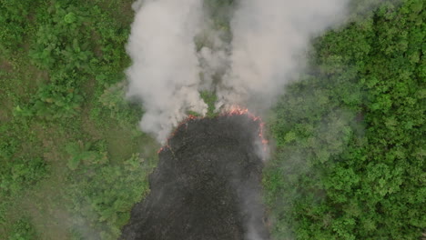 Amplias-Imágenes-Aéreas-De-Arriba-Hacia-Abajo-De-Un-Incendio-Forestal-Que-Arde-En-La-Zona-Rural-De-Sierra-Leona-En-Cámara-Lenta