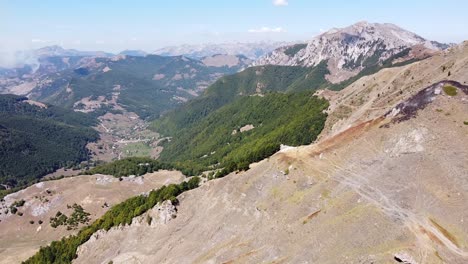 paisaje de montaña y valle de lepushe en el parque nacional de prokletije, frontera con montenegro y albania - antena