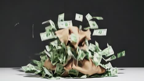 bolsa de dinero con dólares que caen