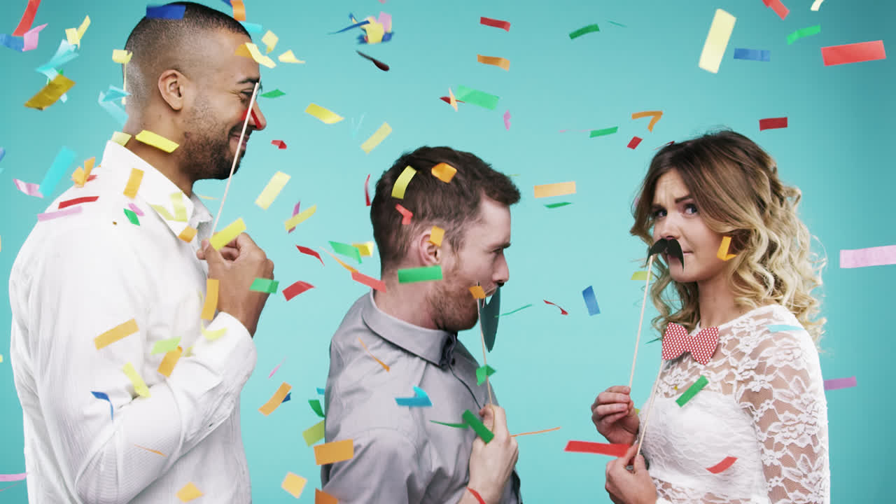 un nerd che balla a rallentatore in una cabina fotografica di una festa.