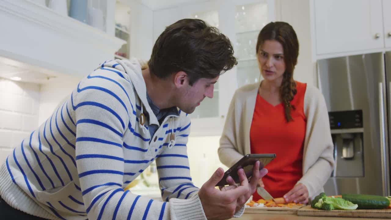 una pareja caucásica cocinando juntos.