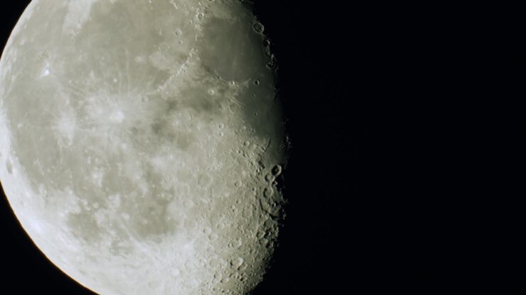 Fase da lua em close-up, gibosa minguante com crateras e terminador