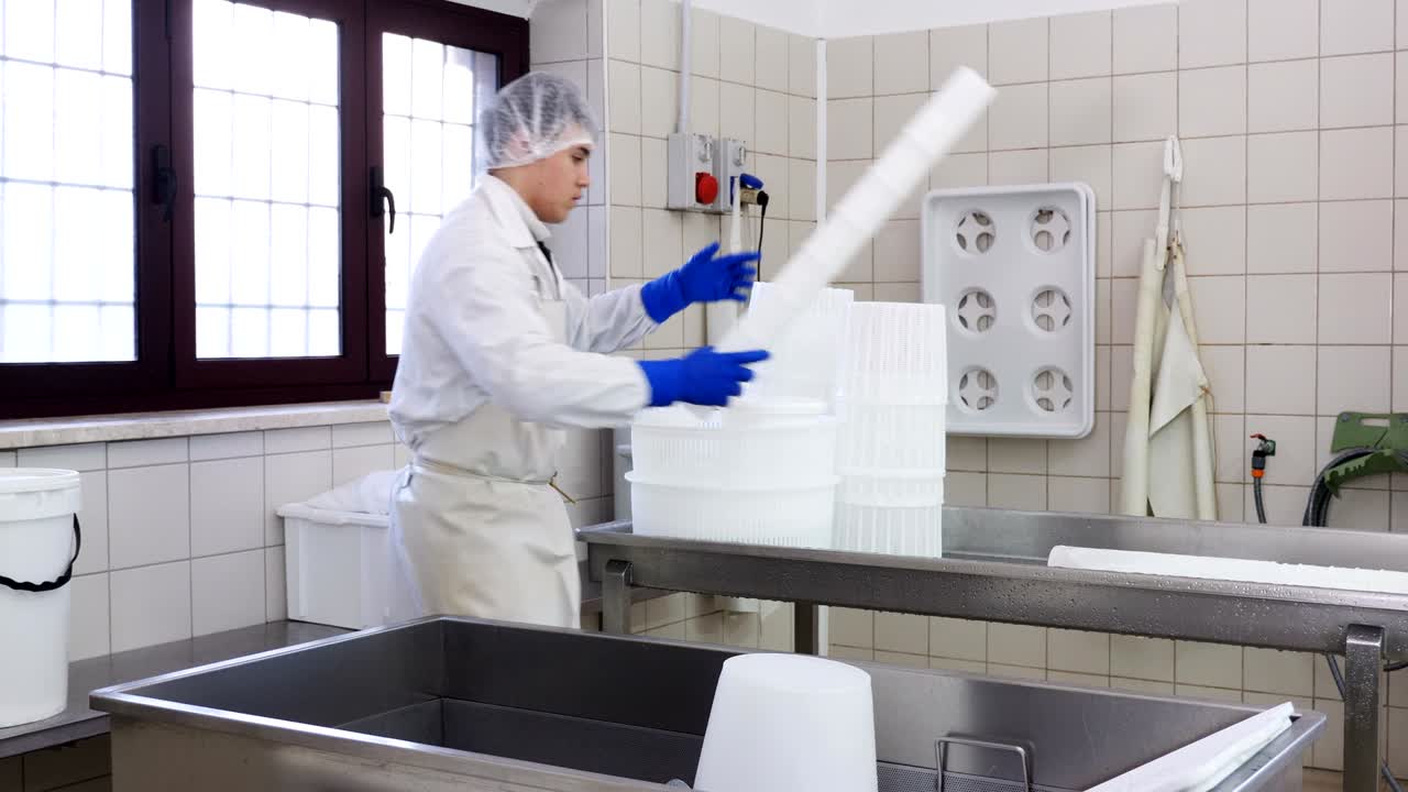 diario hombre que ordena moldes de queso - producción de queso