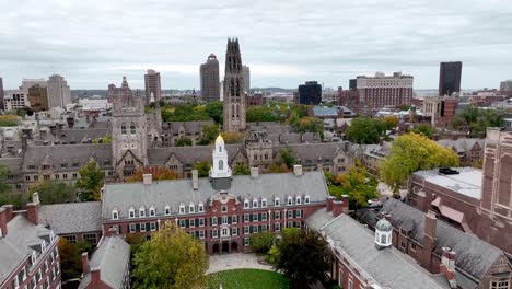 Empuje-Rápido-Aéreo-Sobre-El-Campus-De-La-Universidad-De-Yale-En-New-Haven-Connecticut