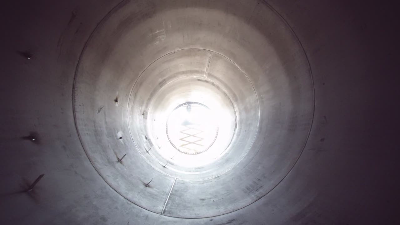 en el interior de una turbina eólica